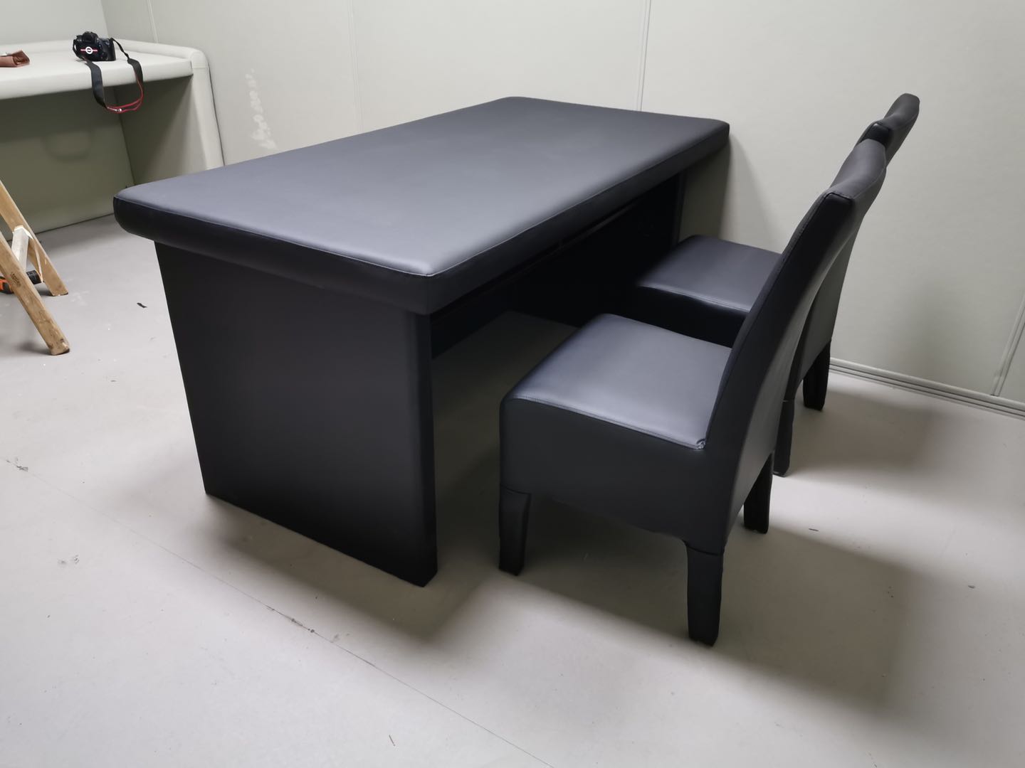 审讯椅厂家生产的犯人椅可测血压和智能审讯桌